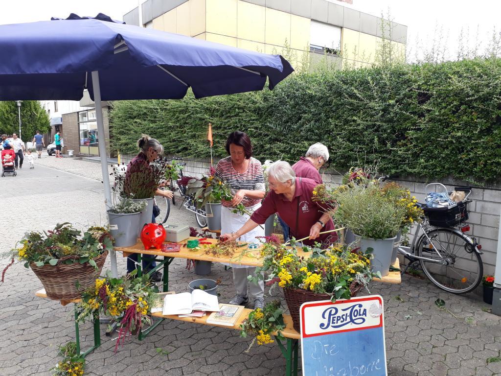 Fleißige Helferinnen des AKHNR bereiten die Werzorre am Wochenmarkt in Nieder Roden vor.