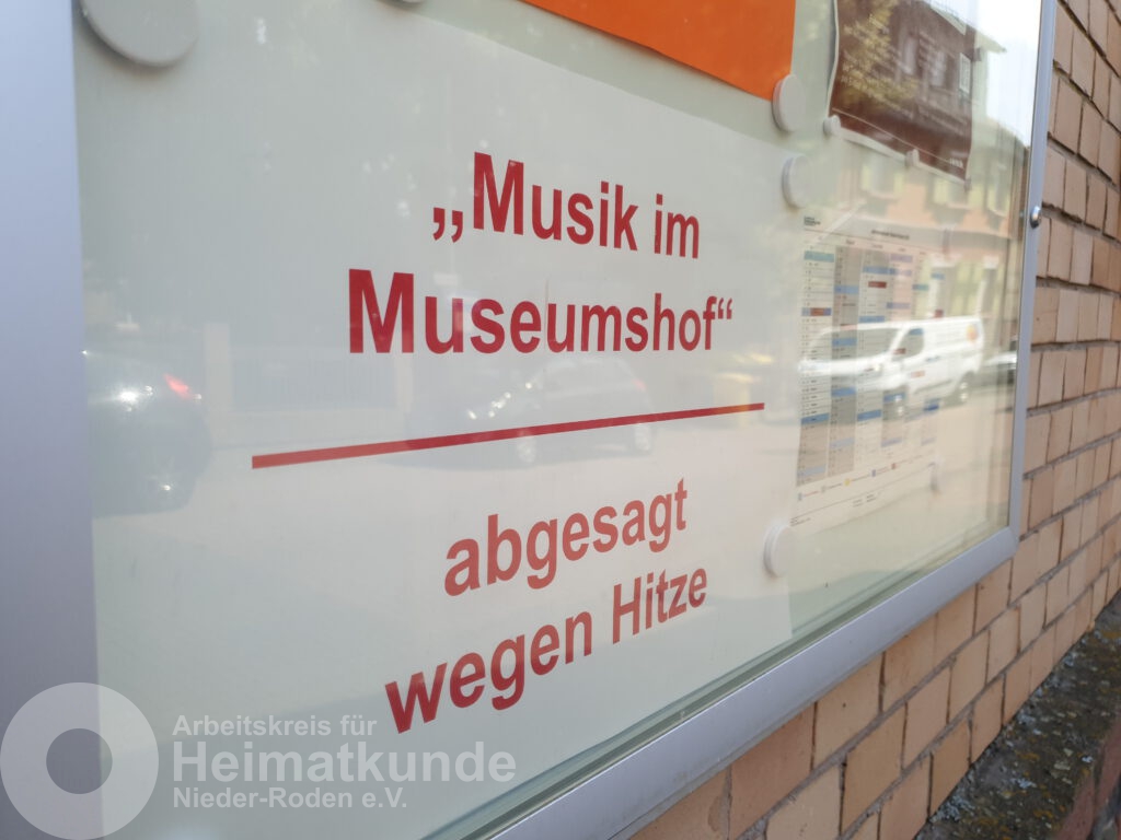 Hinweis zur Absage von "Musik im Museumshof" im Schaukasten am Heimatmuseum